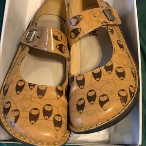 Alegria Camel Owl Print Mary Janes size EU40
